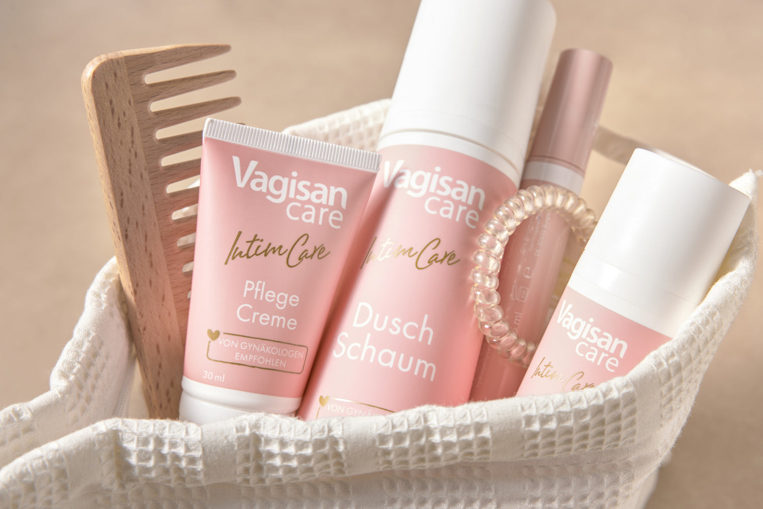 Kulturbeutel mit VagisanCare Produkten als Sinnbild für die Intimpflege nach der Intimrasur