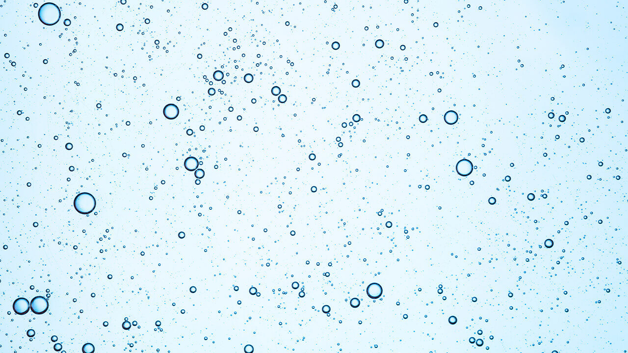 Nahaufnahme von blauer Substanz mit kleinen Luftblasen als Sinnbild für Gleitgel auf Wasserbasis